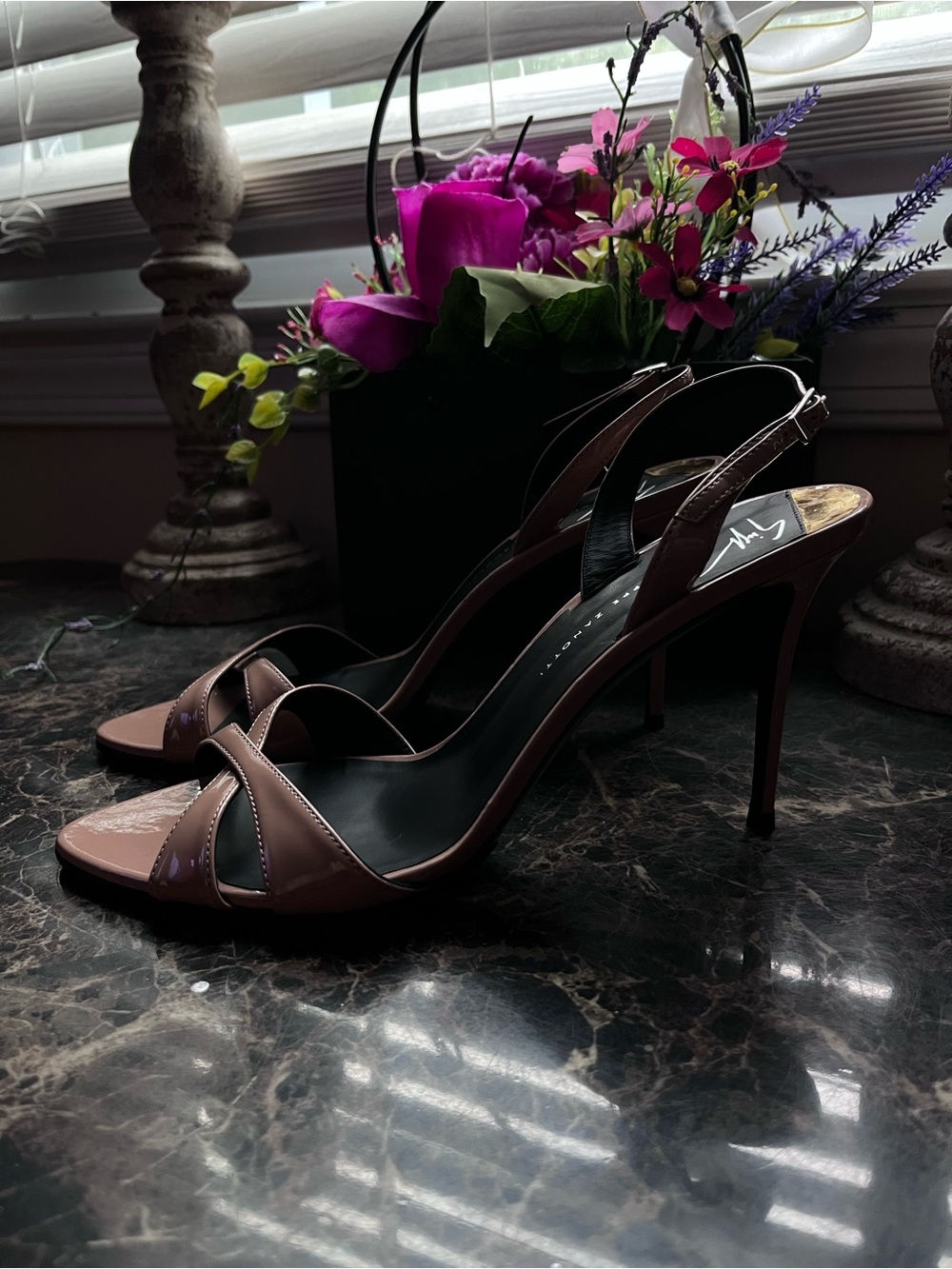 Giuseppe Zanotti
Dorotee
Patent Leather
Criss/Cross Heel/Pumps
39 EU/9 USA Wom - Picture 3 of 11